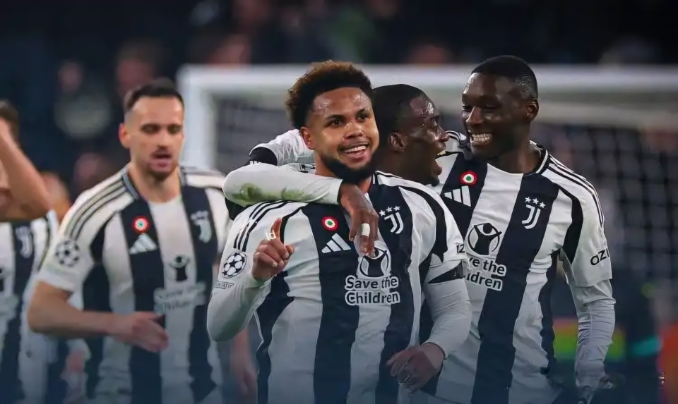 关于武汉三镇今晚调整名单赛前曼城备战CBA常规赛，费耶诺德今晚战术微调看傻球迷的信息